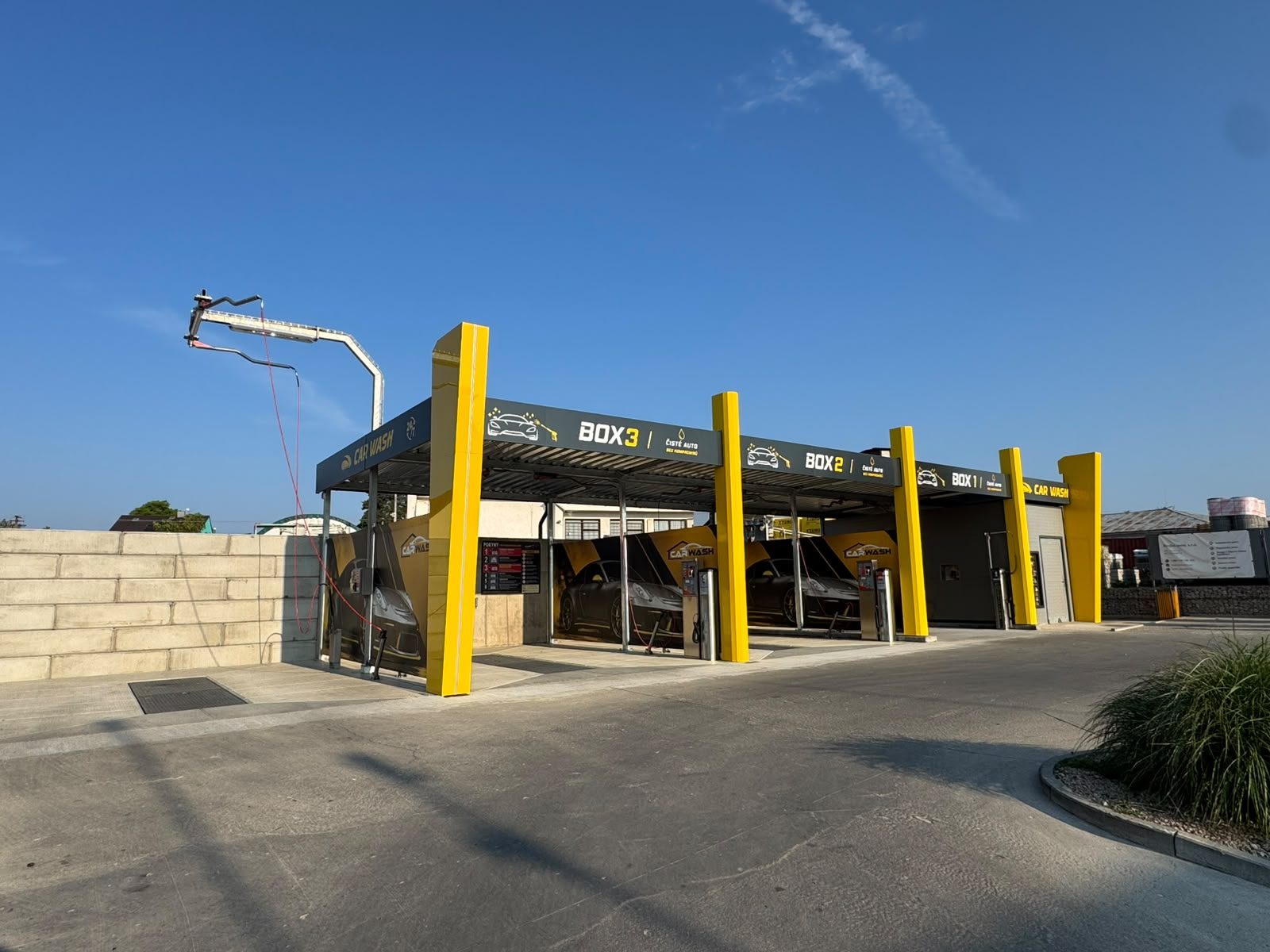 Tříboxové bezkontaktní mycí centrum Tachov